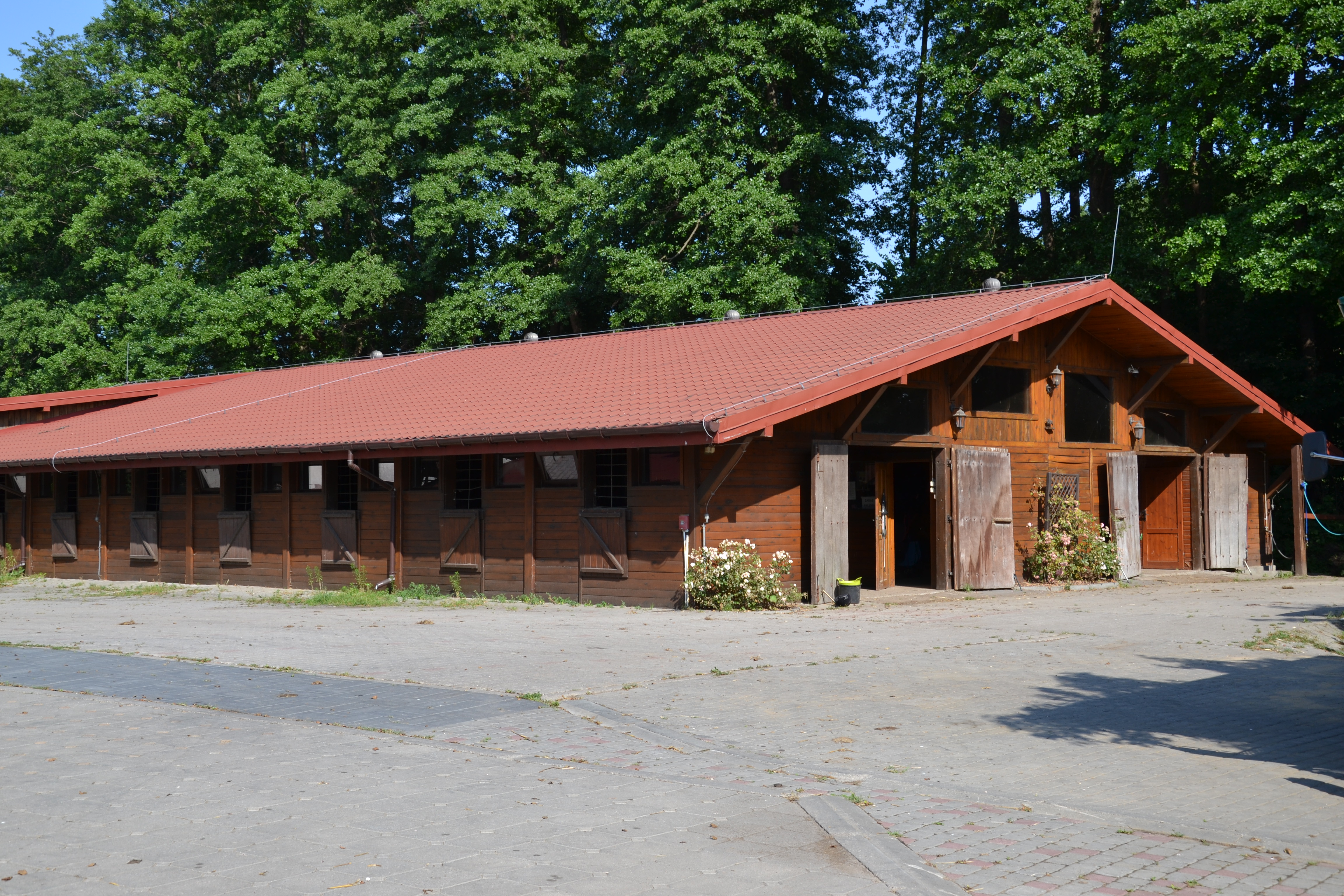 Stajnia rekreacyjna z zewnątrz – Rancho pod Olszyną