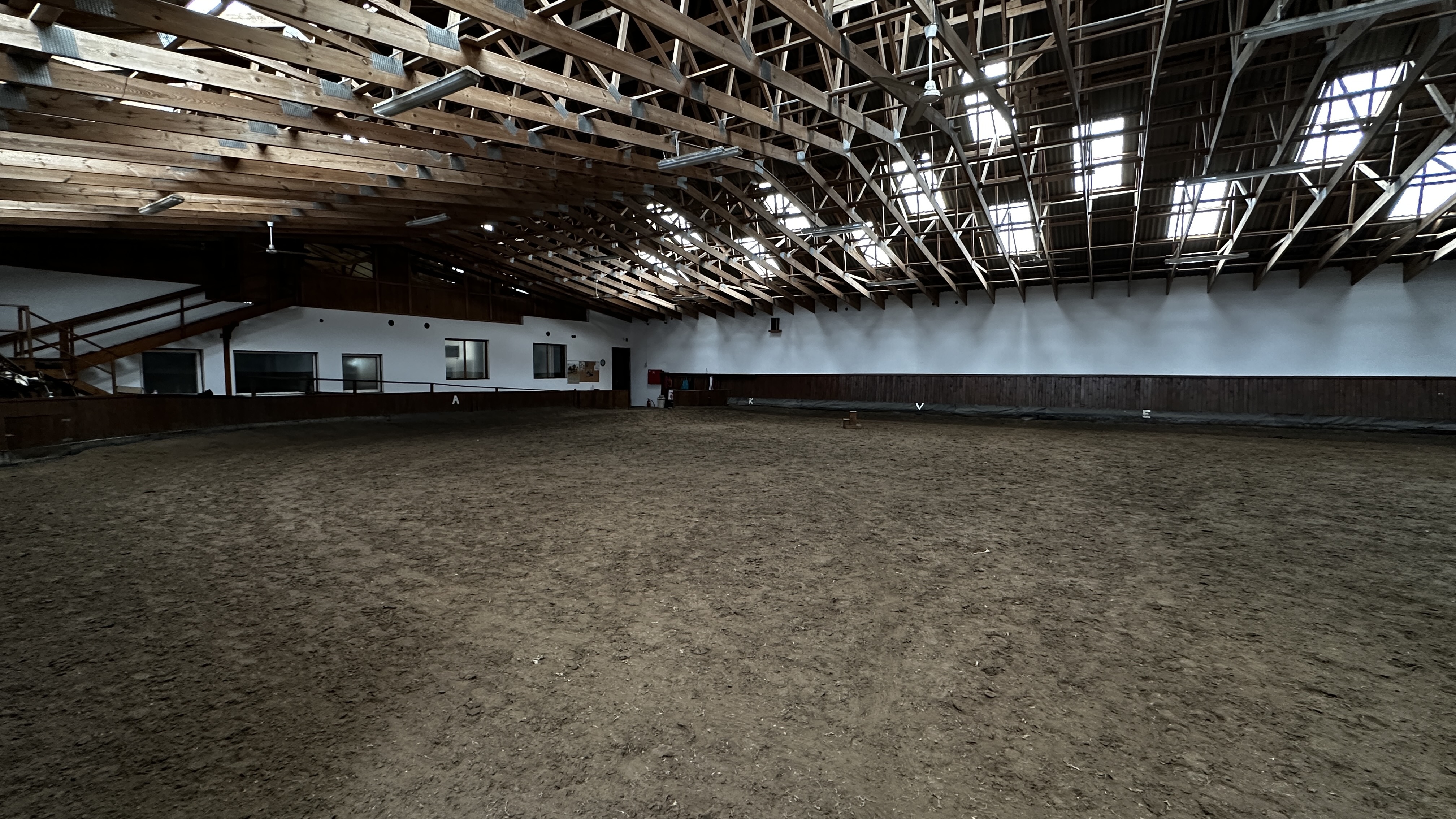 Kryta ujeżdżalnia Rancho pod Olszyną – przestronna hala na warsztaty jeździeckie przez cały rok