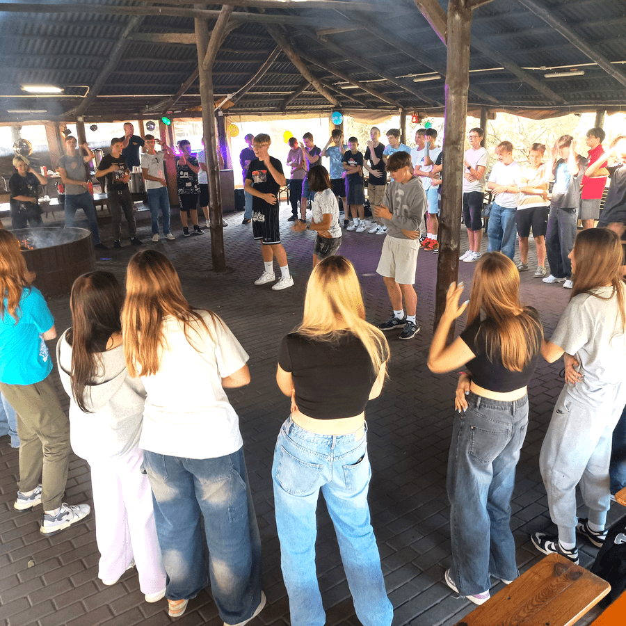Ognisko z tańcami podczas wycieczki szkolnej